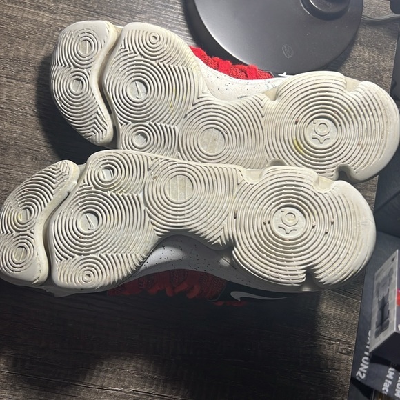 Kd. Size 9.5 men’s basketball shoes - Picture 3 of 9